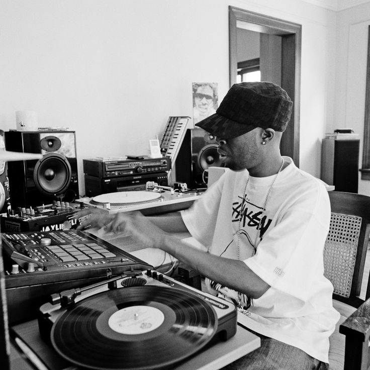 j dilla scratching record